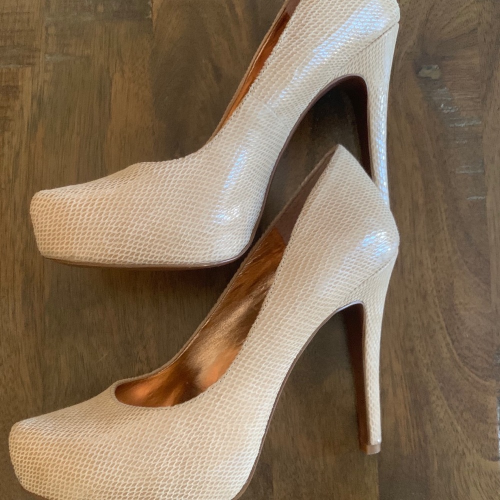 BCBGeneration “BG-Parade Sandalwood Platform Pump